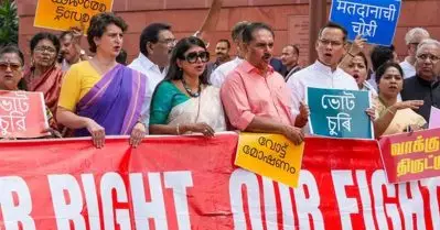 തെരഞ്ഞെടുപ്പ് കമ്മീഷന്‍ ആസ്ഥാനത്തേക്ക് മാര്‍ച്ച്; പ്രതിപക്ഷ എം.പിമാരെ അറസ്റ്റ് ചെയ്ത് പൊലീസ്