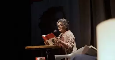‘പുകവലിക്കുന്ന അരുന്ധതി റോയ്’; പുസ്തകത്തിന്റെ കവര്‍ പേജിനെതിരായ ഹരജിയില്‍ കേന്ദ്രത്തോട് വിശദീകരണം തേടി ഹൈക്കോടതി