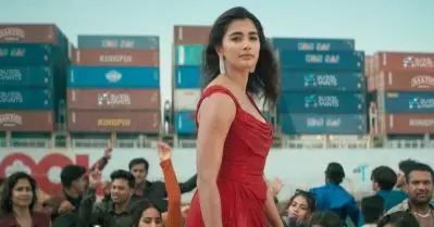 എല്ലാ ഫ്രെയിമിലും കുത്തിക്കേറ്റി വെച്ചിട്ടുണ്ടല്ലോ, മോണിക്കയിലെ ബ്രാന്‍ഡ് മാര്‍ക്കറ്റിങ്ങ് കണ്ടുപിടിച്ച് സോഷ്യല്‍ മീഡിയ