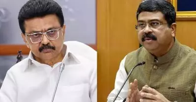 മലയാളവും കന്നഡയും പഠിപ്പിക്കുന്നവര്‍ ത്രിഭാഷ നയത്തെ എതിര്‍ക്കുന്നത് എന്തിനാണ്? ഹിന്ദി പഠിപ്പിക്കാത്ത തമിഴ്‌നാടിനോട് കേന്ദ്രമന്ത്രി ധര്‍മേന്ദ്ര പ്രധാന്‍