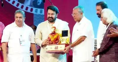 ഇന്ത്യന്‍ സിനിമാ ലോകത്തെ അധിപനാണ് മോഹന്‍ലാലെന്ന് മുഖ്യമന്ത്രി; വാനോളം ലാല്‍ സലാം ചടങ്ങില്‍ ആദരം