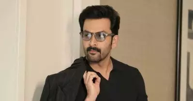 നിങ്ങക്ക് റെസ്റ്റൊന്നും വേണ്ടേ മനുഷ്യാ… സെറ്റില്‍ നിന്ന് സെറ്റിലേക്ക് പറന്ന് പൃഥ്വിരാജ്