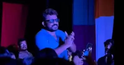 വെറും ഫാന്‍ ബോയല്ല, മൊരട്ട് ഫാന്‍ ബോയ്… മോഹന്‍ലാലിന്റെ പാട്ടിന് ചുവടുവെച്ച് തരുണ്‍ മൂര്‍ത്തി