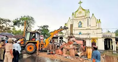 ദേശീയപാതയ്ക്കായി പള്ളിയുടെ മതിലും കുരിശടിയും പൊളിച്ചു, വൈദികര്‍ക്കടക്കം മര്‍ദനം; സംഘര്‍ഷം