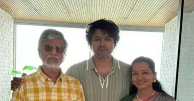 സിനിമയില്‍ അഭിനയിച്ച് അവന് ഇനിയും ഒരുപാട് സമ്പാദിക്കാമായിരുന്നു; പക്ഷേ നിങ്ങളെ സേവിക്കാന്‍ വേണ്ടിയാണ് അവന്‍ വരുന്നത്: വിജയ്‌യുടെ പിതാവ്