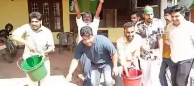 മുൻ പഞ്ചായത്ത് പ്രസിഡന്റ് ദളിത്; ചങ്ങരോത്ത് പഞ്ചായത്ത് ഓഫീസിൽ ചാണക വെള്ളം തളിച്ച് ലീഗ് പ്രവർത്തകർ