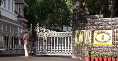 ലോക് ഭവനിൽ ക്രിസ്മസ് അവധിയില്ല; ജീവനക്കാരെല്ലാം ഹാജരാകണമെന്ന് നിർദേശം