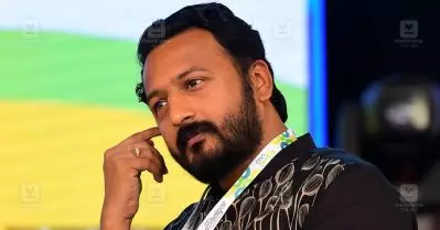 കോണ്‍ഗ്രസ് പുറത്താക്കിയ രാഹുല്‍ മാങ്കൂട്ടത്തിലിനൊപ്പം എം. എല്‍. എ ഓഫീസില്‍ വിജയമാഘോഷിച്ച് കോണ്‍ഗ്രസ് സ്ഥാനാര്‍ത്ഥികള്‍