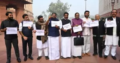 കേന്ദ്രത്തിനെതിരെ ചെറുവിരലനക്കി പ്രതിഷേധിക്കാത്തവര്‍ പാര്‍ലമെന്റിന് മുന്നില്‍ പാടുന്നു ‘സ്വര്‍ണം കട്ടവരാരപ്പാ’; വിമര്‍ശനം, വിവാദം