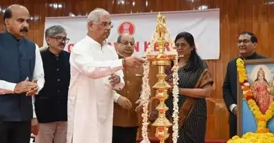 രാജ് ഭവനിൽ വീണ്ടും കാവികൊടിയേന്തിയ സ്ത്രീ; ലീഗ്, കോൺഗ്രസ് അംഗങ്ങൾ പങ്കെടുത്തു; സി.പി.ഐ.എം ബഹിഷ്കരിച്ചു