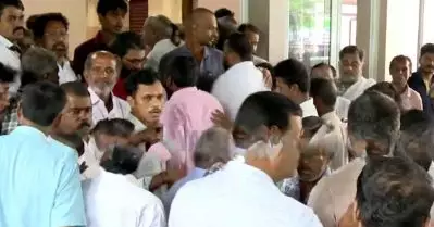 മാധ്യമപ്രവര്‍ത്തകര്‍ക്ക് നേരെ കോണ്‍ഗ്രസ് അണികളുടെ കൈയേറ്റ ശ്രമം; ആക്രമണം രമേശ് ചെന്നിത്തല പ്രതികരിച്ചതിന് പിന്നാലെ