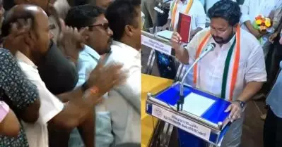 തിരുവനന്തപുരം കോര്‍പ്പറേഷന്‍; സത്യപ്രതിജ്ഞ ചടങ്ങില്‍ ഗണഗീതം പാടി ബി.ജെ.പി, ഭരണഘടന കയ്യിലേന്തി യു.ഡി.എഫ് കൗണ്‍സിലര്‍മാര്‍