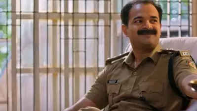 പെണ്ണ്‌കേസിനെക്കുറിച്ച് രണ്ടഭിപ്രായമുണ്ടങ്കിലും ഹക്കീമിന്റെ പ്രകടനത്തെക്കുറിച്ച് ഒരഭിപ്രായമേ ഉള്ളൂ, ഗംഭീരം