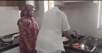 ബേബിയുടെ പാത്രം കഴുകല്‍ ഇലക്ഷന്‍ സ്‌പെഷ്യല്‍ അല്ല, പഴയ ഫോട്ടോകള്‍ പങ്ക് വെച്ച് ഇടത് പ്രവര്‍ത്തകര്‍