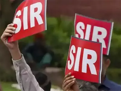 എസ്.ഐ.ആറില്‍ പുറത്താക്കപ്പെട്ടവരെ ക്ഷേമ പദ്ധതികളില്‍ നിന്ന് ഒഴിവാക്കുമെന്ന് ബംഗാള്‍ സര്‍ക്കാര്‍; ബാങ്ക് പാസ്ബുക്ക് അടക്കം റദ്ദാക്കുമെന്ന് ബിഹാര്‍ മുഖ്യമന്ത്രി