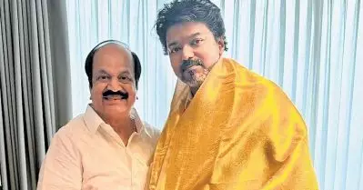 മുന്‍ എം.എല്‍.എ, എം.ജി.ആര്‍ യുഗം മുതല്‍ പാര്‍ട്ടിക്കൊപ്പം; അണ്ണാ ഡി.എം.കെ വിട്ട് ഇനി വിജയ്‌ക്കൊപ്പം