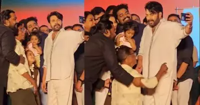 മമ്മൂക്കയുടെ കാലിനടുത്ത് മുട്ട് കുത്തിയിരുന്ന് ഇന്ദ്രന്‍സ്, എഴുന്നേല്‍പിച്ച് താരം; അതിവിനയമെന്ന് കമന്റുകള്‍