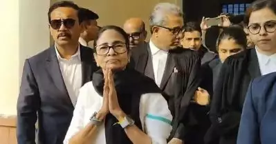 ആറ് കത്തയച്ചിട്ടും ഗ്യാനേഷ് കുമാര്‍ മറുപടി നല്‍കിയില്ല; അഭിഭാഷകയായി വാദിച്ച് മമത; തെരഞ്ഞെടുപ്പ് കമ്മീഷന് നോട്ടീസയച്ച് സുപ്രീംകോടതി