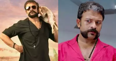 ‘ഇതെന്തോന്നടാ… അൽഫാം കടയോ?’ ചുട്ട കോഴി പറന്ന് പോകാതിരിക്കാൻ ആണോ കെട്ടിവെച്ചത്; തിയേറ്റർ പൂരപ്പറമ്പാക്കിയ ആടിലെ ആ രംഗം