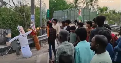 ‘ചിറയിന്‍കീഴില്‍ കോഴിക്കോട്ടുകാരി വേണ്ട’; രമ്യ ഹരിദാസിന്റെയും സണ്ണി ജോസഫിന്റെയും കോലം കത്തിച്ച് പ്രതിഷേധം