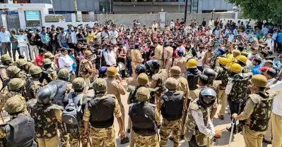 നോയ്ഡ തൊഴിലാളി സമരം; 350 കുട്ടികളെയും കസ്റ്റഡിയിലെടുത്ത് യു.പി പൊലീസ്