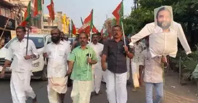 പ്രസ്ഥാനത്തിലെ പാഷാണം; ബി.ജെ.പി നേതാവിനെതിരെ തെരുവിലിറങ്ങി പ്രവര്‍ത്തകര്‍, കോലം കത്തിച്ചു