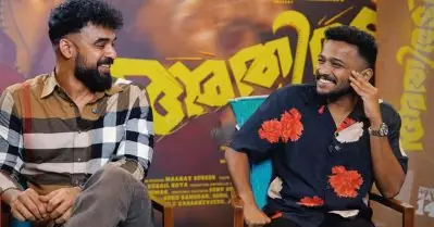 ബേസിലിന് നാണമോ ചളിപ്പോ അങ്ങനൊന്നുമില്ല, അത് അവന് ആക്ടിങ്ങിൽ നന്നായി ഗുണം ചെയ്യുന്നുമുണ്ട്: ടൊവിനോ തോമസ്