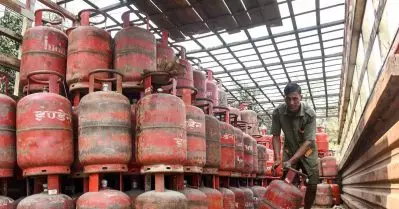 ‘യുദ്ധത്തിന്റെ പേരിലുള്ള കൊള്ള’; എല്‍.പി.ജി വില വര്‍ധനവില്‍ കേന്ദ്രസര്‍ക്കാരിനെതിരെ പ്രതിപക്ഷം