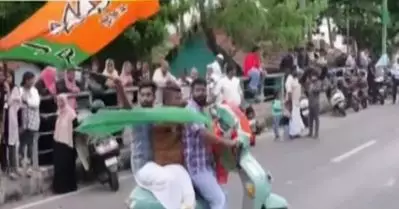 കോഴിക്കോട് യു.ഡി.എഫിന്റെ ആഹ്‌ളാദ പ്രകടനത്തില്‍ ബി.ജെ.പി കൊടി
