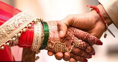 ദളിത് വിവാഹത്തിന് നേരെ കല്ലേറ്; വധുവിനെ കുതിരപ്പുറത്ത് നിന്നും ഇറക്കി വിട്ടു