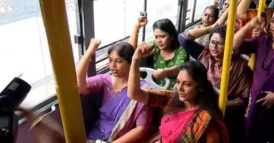 KSRTCയില്‍ ടിക്കറ്റെടുക്കാതെ യാത്ര ചെയ്ത് മഹിളാമോര്‍ച്ച പ്രതിഷേധം; സ്വന്തം കാശിന് ടിക്കറ്റെടുത്ത് വനിതാ കണ്ടക്ടര്‍