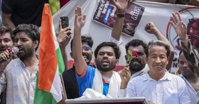 വിദ്യാഭ്യാസ മന്ത്രിക്ക് അന്ത്യശാസനം; രാജ്യവ്യാപക പ്രതിഷേധം, പുതിയ നീക്കങ്ങളുമായി കോക്രോച്ചുകള്‍