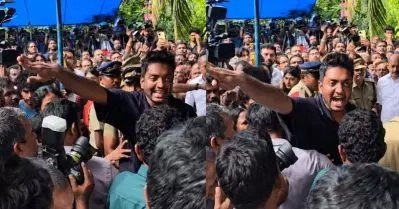 ഒടുവില്‍ ഗതികെട്ട് ചന്തു സലിംകുമാര്‍, മരണവീട്ടില്‍ ഇടിച്ച് കയറുന്ന മാധ്യമങ്ങളെ നിയന്ത്രിക്കാന്‍ പാടുപെട്ട് കുടുംബാംഗങ്ങള്‍