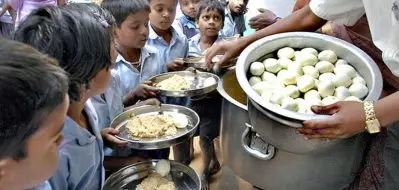 ബംഗാളിലും കുട്ടികള്‍ക്കുള്ള ഉച്ചഭക്ഷണത്തില്‍ നിന്നും മുട്ട പുറത്തേക്ക്; വെജിറ്റേറിയനിസം അടിച്ചേല്‍പിക്കുന്നുവെന്ന് ടി.എം.സി