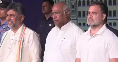 സതീശന് പിന്നാലെ വന്ദേമാതരം പൂര്‍ണമായി ചൊല്ലി ശിവകുമാറും; രാഹുല്‍ ഗാന്ധിയുടെ സാന്നിധ്യത്തില്‍ സത്യപ്രതിജ്ഞ