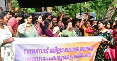 കൂട്ടപ്പിരിച്ചുവിടല്‍: സമരപ്പന്തലില്‍ മെന്റര്‍ അധ്യാപകര്‍; ഗോത്രമേഖലയില്‍ പ്രതിഷേധം ഇരമ്പുന്നു