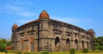 കൊല്‍ക്കത്ത: നൂറ്റാണ്ടുകള്‍ പഴക്കമുള്ള അദീന മസ്ജിദില്‍ ശിവലിംഗം സ്ഥാപിക്കുമെന്ന പ്രഖ്യാപനവുമായി സംഘ്പരിവാര്‍