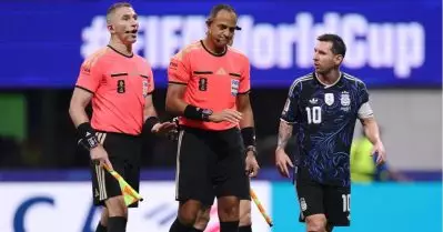 റഫറിമാർ മെസിയെ പലപ്പോഴും സഹായിക്കാറുണ്ട്: വമ്പൻ പ്രസ്താവനയുമായി മുൻ ബ്രസീലിയൻ താരം