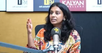11 തവണ നടുപ്പേജ് കീറിയതുകൊണ്ടാണ് ആ പാട്ട് ശ്രദ്ധിക്കപ്പെട്ടത്; മുഹ്‌സിന്റെ വരികള്‍ കേട്ട് എന്താണ് എഴുതിവെച്ചതെന്ന് ചോദിക്കുന്നവരുണ്ട്: സിതാര കൃഷ്ണകുമാര്‍