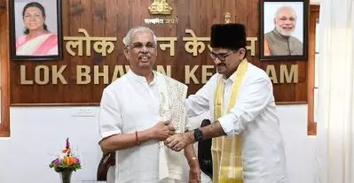 ഗവർണർ ആർലേക്കറെ ലോക് ഭവനിൽ സന്ദർശിച്ച് പൊന്നാടയണിയിച്ച് ബഷീറലി ശിഹാബ് തങ്ങൾ