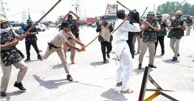 മുഖ്യമന്ത്രിക്കെതിരെ പ്രതിഷേധം; സ്വാതന്ത്രദിനത്തിൽ കർഷകരെ തല്ലിച്ചതച്ച് പൊലീസ്