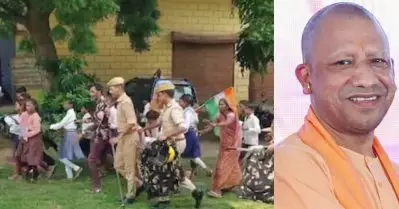 സ്‌കൂളിലേക്ക് റോഡില്ല; ഉത്തര്‍പ്രദേശില്‍ ജെന്‍ ആല്‍ഫ പ്രതിഷേധം; ദേശീയപതാകയേന്തി കളക്ട്രേറ്റിലേക്ക് മാര്‍ച്ച്