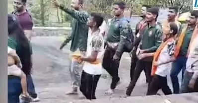 നിങ്ങള്‍ എന്തിനാണ് ഷോര്‍ട്ട്‌സ് ധരിച്ചത്, ഹിന്ദുസംസ്‌കാരം എന്താണെന്ന് അറിയില്ലേ; പൂനെയില്‍ വിനോദ സഞ്ചാരികള്‍ക്ക് ഹിന്ദുത്വ മര്‍ദനം