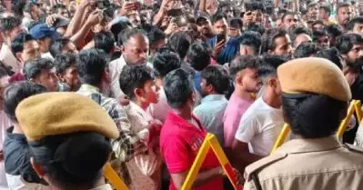 12 മണിക്കൂർ ജോലി ഭാരം: നീതി തേടി സൂറത്ത് കളക്ടറേറ്റിലേക്ക് ടെക്സ്റ്റൈൽ തൊഴിലാളികളുടെ മാർച്ച്
