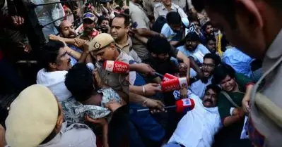 ഗ്യാനേഷ് കുമാറിനെതിരായ പ്രതിഷേധം: ഇടത് എം.പിമാര്‍ അടക്കമുള്ളവരെ വലിച്ചിഴച്ച് പൊലീസ്