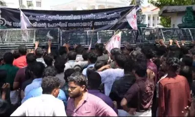 എസ്.എഫ്.ഐ മാര്‍ച്ചിന് നേര്‍ക്ക് ജലപീരങ്കിയും ലാത്തിച്ചാര്‍ജും; പൊലീസ് ബോധപൂര്‍വം ആക്രമിച്ചതായി സി.പി.ഐ.എം നേതാക്കള്‍