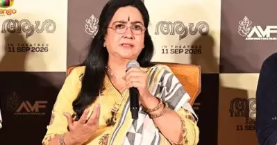 മൂന്ന് പല്ല് കാണിച്ചു ചിരിക്കു, നന്നായി അഭിനയിക്കൂ എന്നൊക്കെ പറഞ്ഞാൽ ഞാൻ പെടും: ഉർവശി