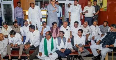 ജനങ്ങളുടെ സംരക്ഷണം ഉറപ്പാക്കും വരെ പിന്മാറില്ല: വോട്ട് വെട്ടി മാറ്റലില്‍ പ്രതിഷേധിച്ച് തെരഞ്ഞെടുപ്പ് കമ്മീഷന്‍ ഓഫീസിന് മുന്നില്‍ കുത്തിയിരുന്ന് കര്‍ണാടക മുഖ്യമന്ത്രി